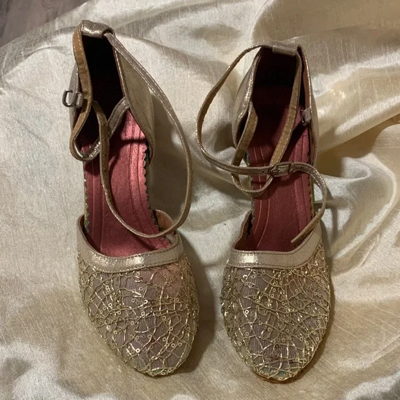 Chic Gold and Pink Women's Heels - Picture 1 of 6